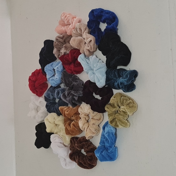 Accessories - 😇$5😇LOT OF HAIR SCRUNCHIES